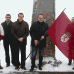 La bandera de León ondea en Pinos // Leonoticias