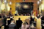 Todos los grupos políticos exigen a la Junta que actúe en el conflicto de Pinos  